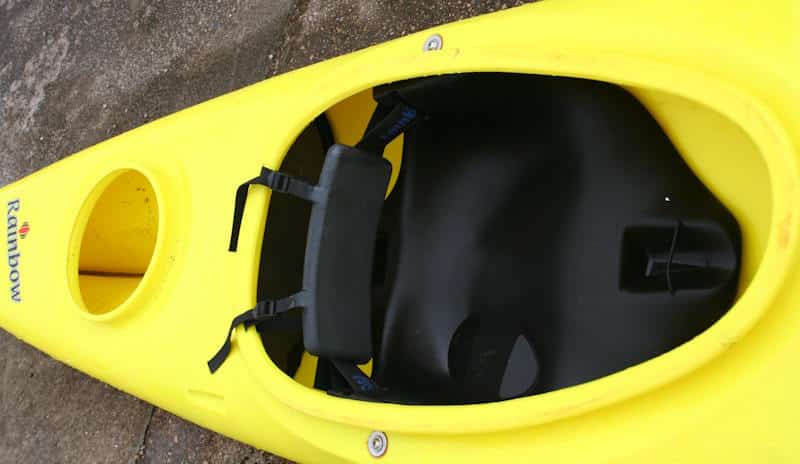 80 ASIENTO DE KAYAK: GUÍA COMPLETA PARA ELEGIR EL MEJOR PARA TI PODCAST PLANETA KAYAK asiento de un kayak cerrado