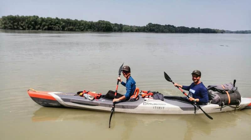 99 DANUBIO EN KAYAK PODCAST PLANETA KAYAK Jon y Nagore con su kayak decathlon doble